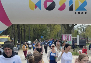 na zdjęciu widać biegaczy, którzy pokonują metę biegową