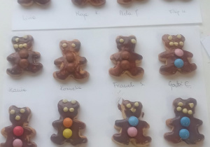 zdjęcie przedstawia ciasteczka w kształcie misia ozdobione przez dzieci
