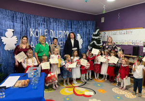 Dzieci wraz z jury konkursu pozują do zdjęcia grupowego z nagrodami