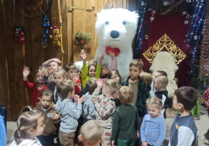 Dzieci bawią się z człowiekiem przebranym za Niedźwiedzia polarnego