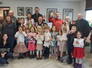Zdjęcie grupowe naszych przedszkolaków i podopiecznym Domu Samopomocy