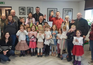 Zdjęcie grupowe naszych przedszkolaków i podopiecznym Domu Samopomocy