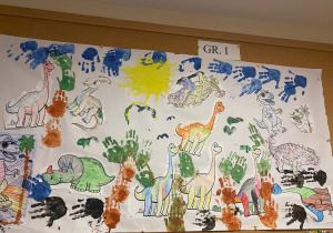 wspólna praca plastyczna w tematyce dinozaurów wykonana przez Maluszki