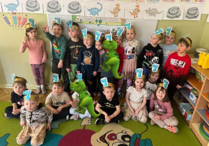 zdjęcie grupowe Średniaków w opaskach z dinozaurami