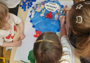 dzieci wykonują grupową pracę plastyczną o tematyce oszczędzania wody