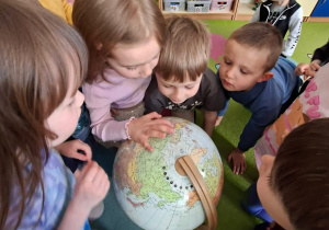 Dzieci oglądają globus
