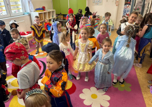 Wszystkie dzieci z przedszkola wspólnie tańczą w jednej sali.