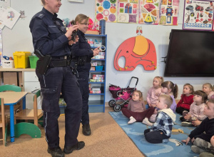 Dwie funkcjonariuszki policji rozmawiają z dziećmi na temat bezpieczeństwa.