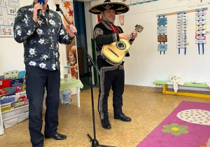 Zdjęcie przedstawia Pana Witka i meksykanina z gitarą.