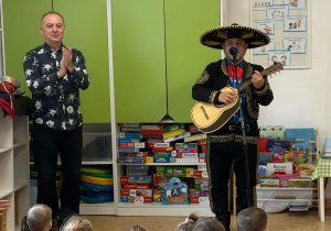 Zdjęcie przedstawia Pana Witka i meksykanina z gitarą.