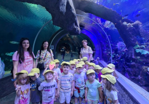 Zdjęcie grupowe wraz z nauczycielami na tle łódzkiego orientarium.