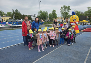 Zdjęcie grupowe z Moniką Pyrek.
