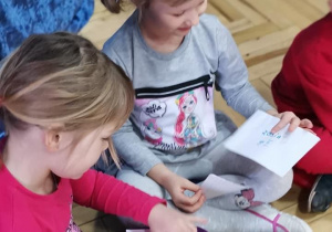 Dzieci z wielkim zainteresowaniem otwierają swoje listy i oglądają walentynki