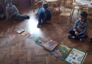 Dzieci układają książki od najmniejszej do największej.