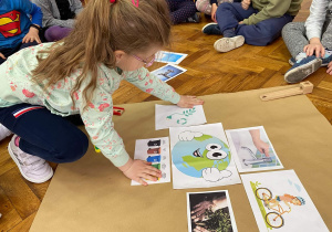 Dzieci układają ilustracje przedstawiające piękno naszej planety jak i jej zagrożenia.