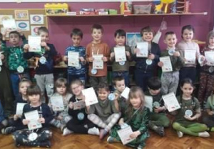 Wspólne zdjęcie dzieci - prezentacja medali i dyplomów.