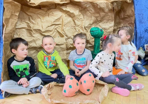 Aneta Błaszczyk Dzieci pozują z dinozaurem i jajami do zdjęcia