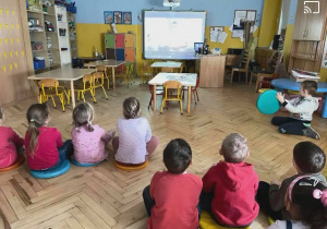 Dzieci oglądają film przygotowany przez mamę naszego przedszkolaka o pracy stomatologa.