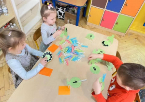 Kolejne zadanie to policzenie przez przedszkolaków płatków kwiatka i przyczepienia odpowiedniej ilości spinaczy. Kwiatków jest 10 i każdy ma inną liczbę płatków