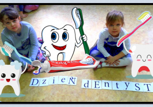 Dwie dziewczynki z najstarszej grupy siedzą na podłodze. Przed nimi ułożony z liter napis "Dzień dentysty". Wokół nich ozdoby w postaci uśmiechniętych zębów trzymających w rękach szczoteczki do zębów
