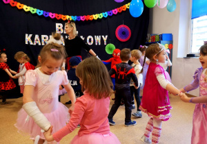Dzieci z grupy średniej tańczą w parach w swojej sali.