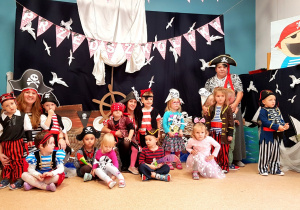 Maluszki w strojach piratów pozują do zdjęcia grupowego z okazji Dnia Przedszkolaka.