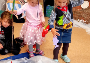Dzieci uczestniczą w zabawie "Łowienie rybek"