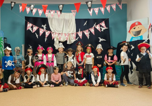 Starszaki w strojach piratów pozują do zdjęcia grupowego z okazji Dnia Przedszkolaka.