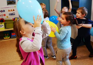 Grupa średniakó zabawa z balonami