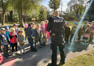 Policjant opowiada dzieciom jak być bezpiecznym.