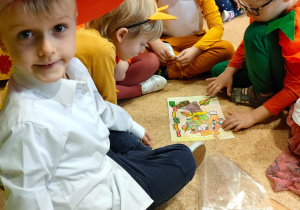 Dzieci układają puzzle - jesienny obrazek.