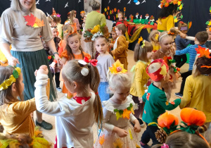 Dzieci tańczą na balu jesieni.