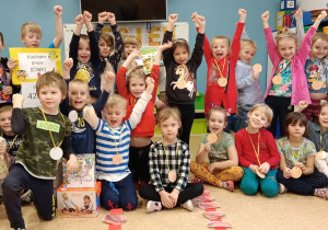 Zdjęcie grupowe Sówek - najstarszych przedszkolaków. Dzieci prezentują zdobyte w konkursie nagrody.