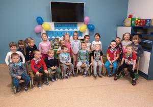 Dzieci pozują do zdjęcia grupowego z okazji Dnia Chłopaka