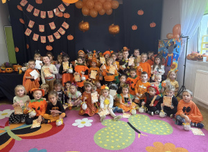 Zdjęcie prezentuje dzieci z PM2 w jesiennych przebraniach