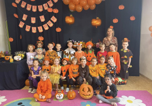 Dzieci z grupy 3S na zdjęciu grupowym. Dzieci są przebrane w jesienne stroje.