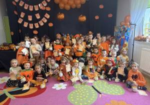 Dzieci z PM2 podczas zdjęcia grupowego w strojach jesiennych.