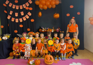 Dzieci z grupy 2S na zdjęciu grupowym. Dzieci są przebrane w jesienne stroje.