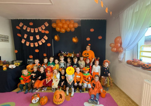 Dzieci z grupy 1S na zdjęciu grupowym. Dzieci są przebrane w jesienne stroje.