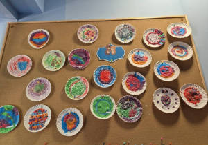 Zdjęcie przedstawia prace plastyczne z okazji Dnia Kropki