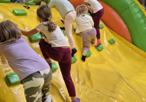 Dzieci bawią się w sali zabaw dla dzieci.