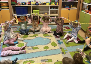 Dzieci bawią się gumą sensoryczną.