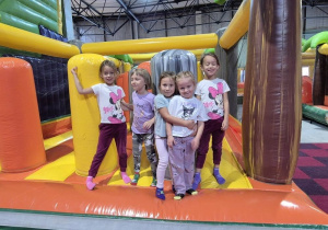 Dzieci bawią się w sali zabaw dla dzieci.