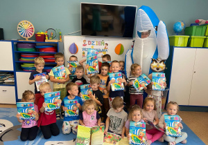 Dzieci pozują z nauczycielką przebraną za rekina.