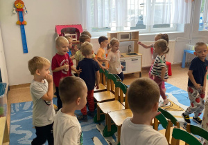 dzieci bawią się w zabawę "gorące krzesła"