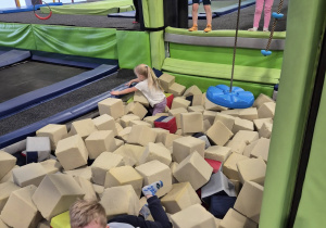 Dzieci bawią się w sali zabaw dla dzieci.