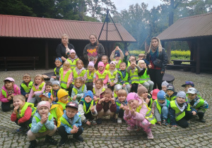 Zdjęcie grupowe przedszkolaków wraz z anuczycielami i prowadzącą warsztaty przyrodnicze.