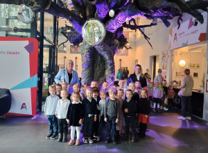 Zdjęcie grupowe w korytarzy Teatru Arlekin