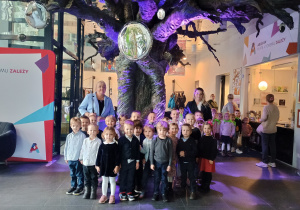 Zdjęcie grupowe w korytarzy Teatru Arlekin