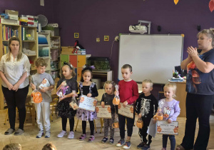 Zdjęcie przedstawia dzieci, które wygrały konkurs na najbardziej kreatywną dynię.